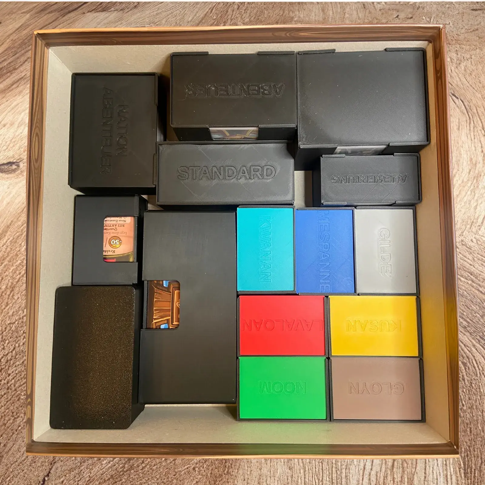 Spielkarton von oben mit allen Inlay-Boxen eingeräumt, die Nationsdeckel in Farbe, kompatibel mit EOS